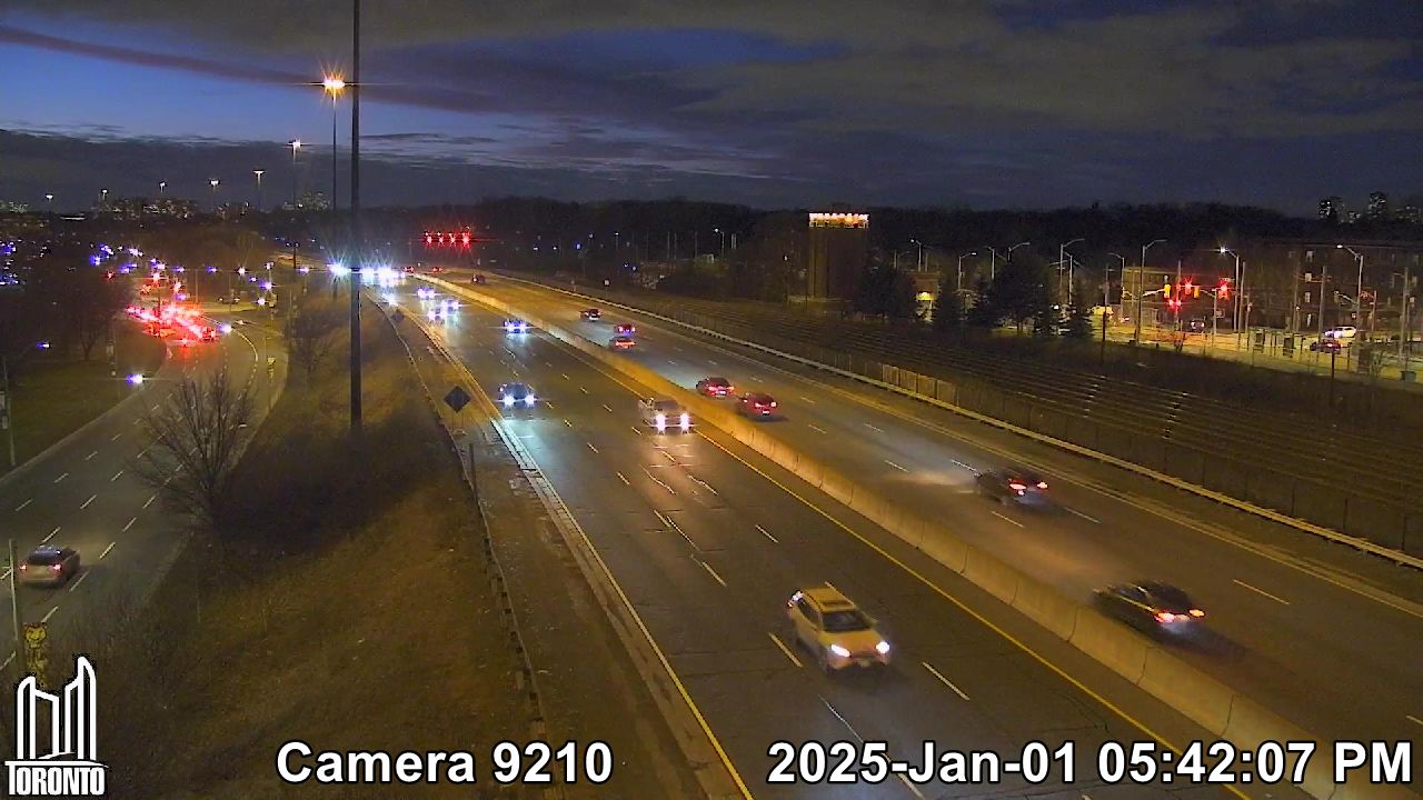 Traffic Cam Gardiner Expwy near Parkside Dr