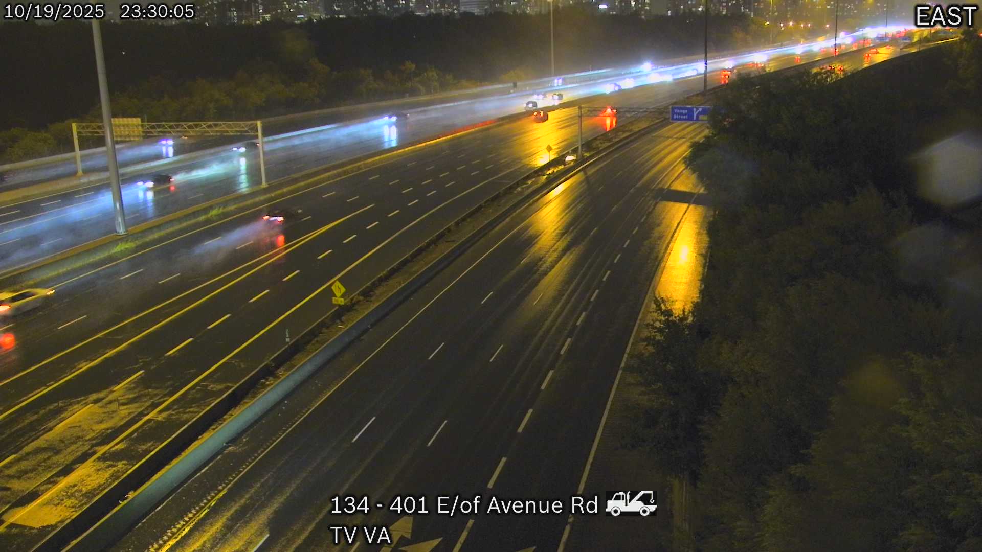 Webcam of South side of Highway 401 near Hoggs Hollow courtesy of the MTO