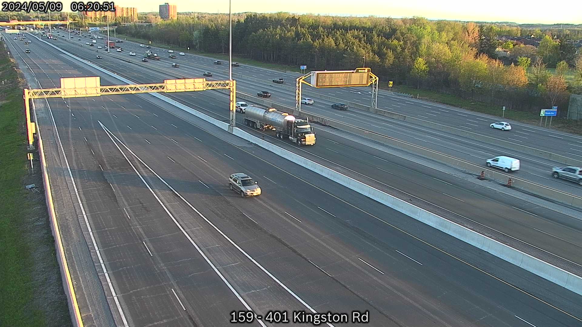 Webcam of South side of Highway 401 near Kingston Rd courtesy of the MTO